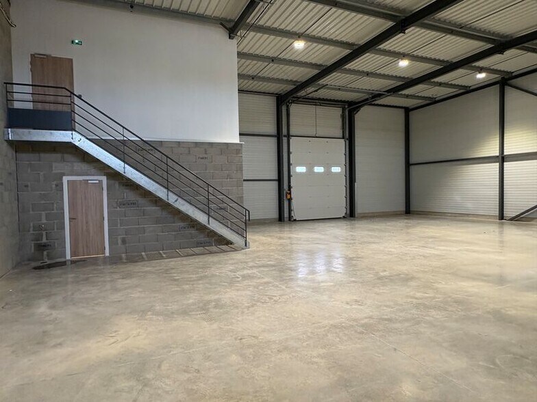 Light Industrial in Chassieu to rent - Building Photo - Image 3 of 7