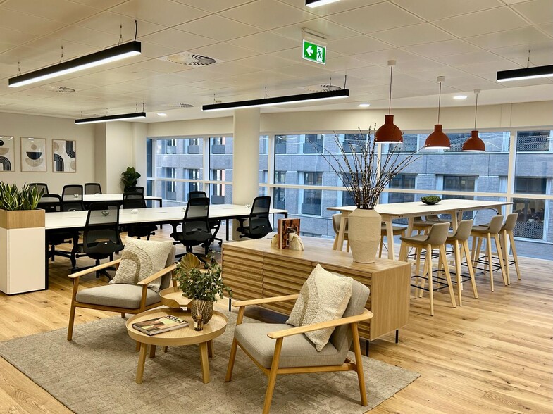 4 Tenterden St, London to rent - Interior Photo - Image 2 of 8