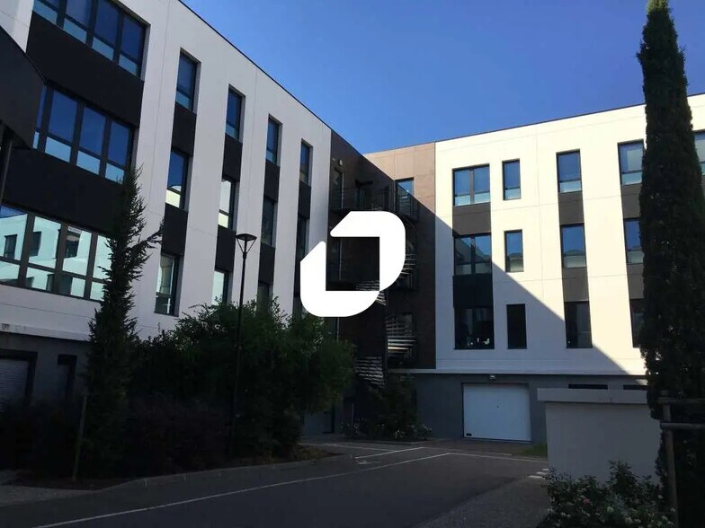 Office in Genas to rent - Building Photo - Image 2 of 8