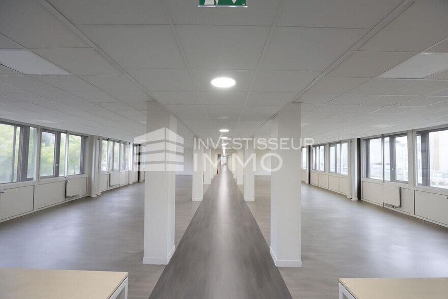 Office in Boissy Saint Leger to rent - Building Photo - Image 2 of 14