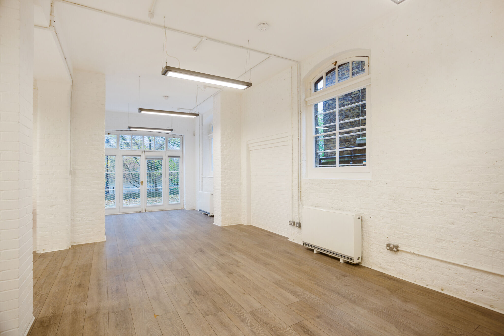 Mortlake High St, London to rent Interior Photo- Image 1 of 2