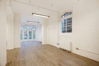 Mortlake High St, London to rent Interior Photo- Image 1 of 2