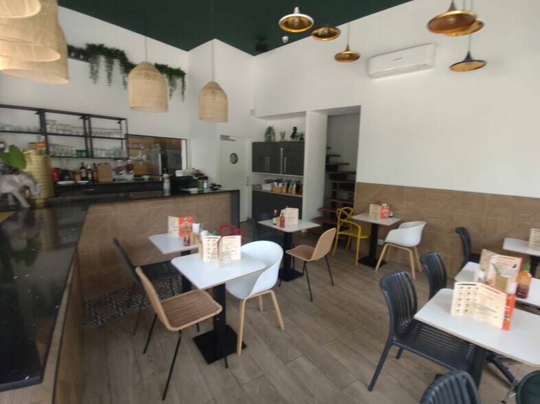 Retail in Massy to rent - Interior Photo - Image 2 of 9