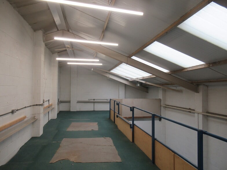 16 Lyon Rd, London to rent - Building Photo - Image 2 of 6