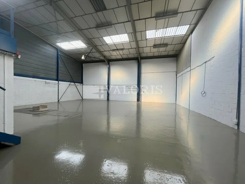 Light Industrial in Chassieu to rent Interior Photo- Image 1 of 9