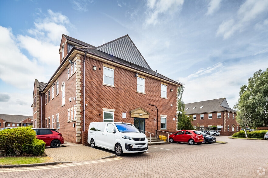 Gadbrook Park, Northwich to rent - Building Photo - Image 3 of 8