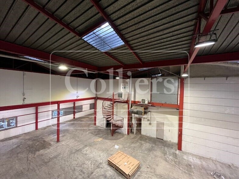 Light Industrial in Marseille to rent - Interior Photo - Image 3 of 11