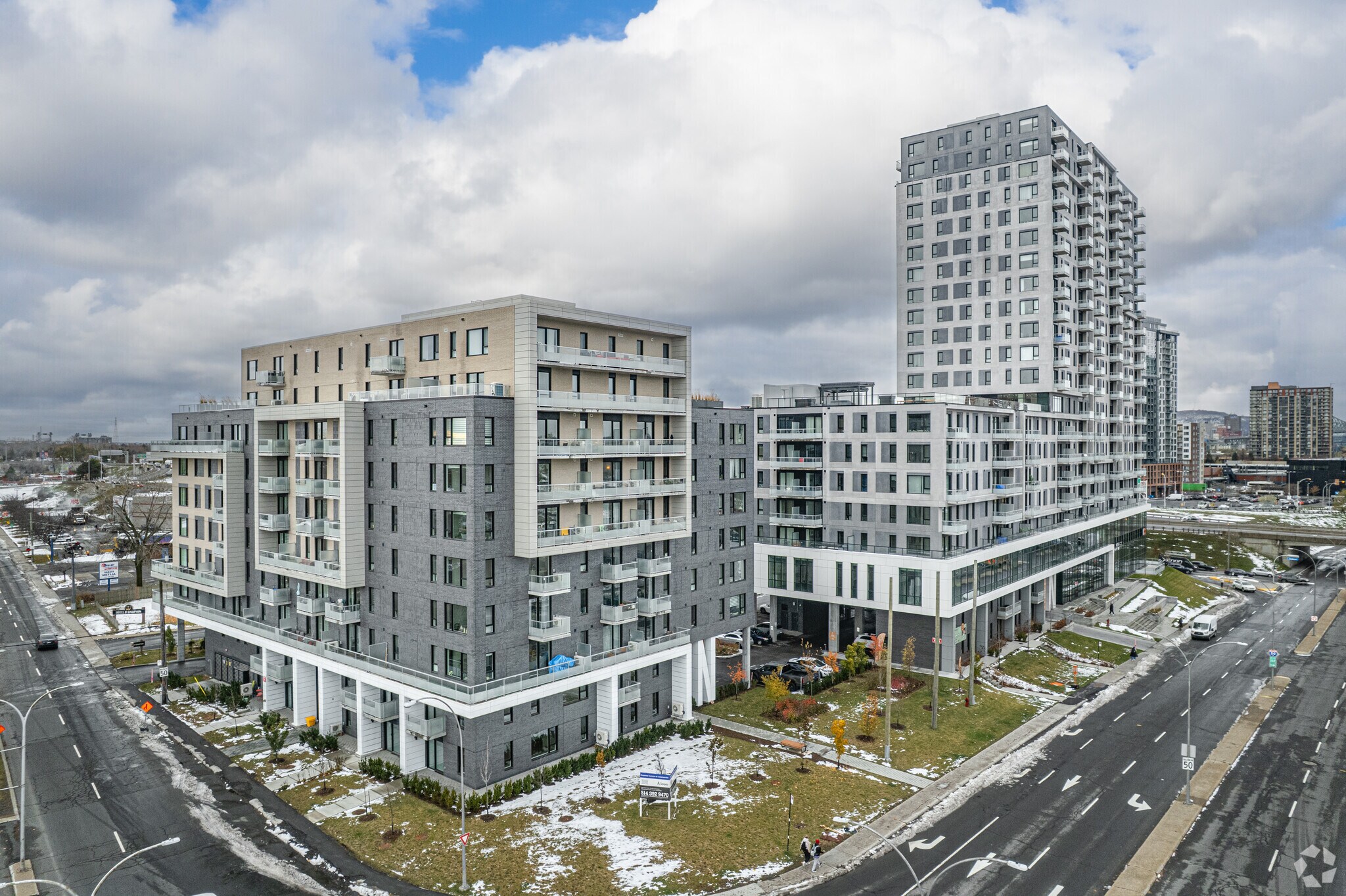 300 Pl Charles-Le Moyne, Longueuil, QC to rent Primary Photo- Image 1 of 28