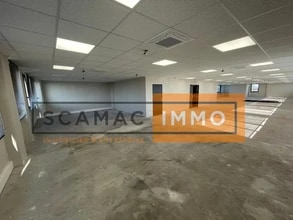 Light Industrial in Osny to rent Interior Photo- Image 1 of 2