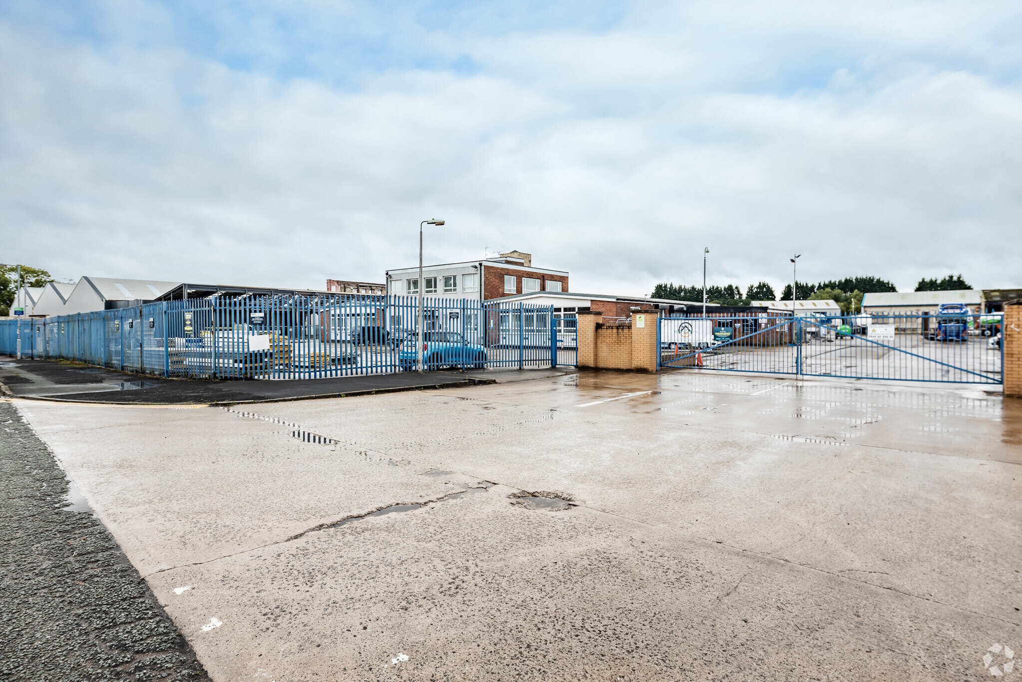 Warth Rd, Bury to rent Building Photo- Image 1 of 6