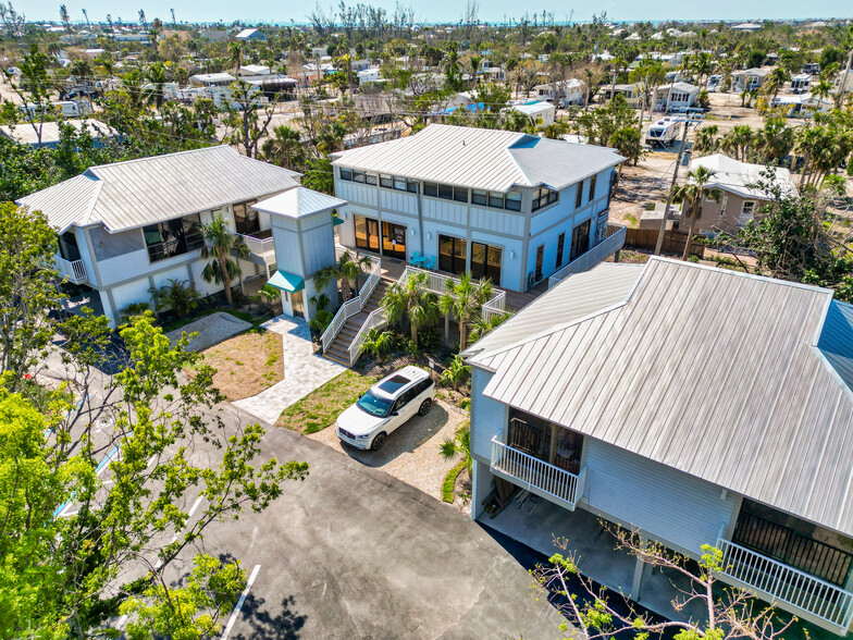 1149 Periwinkle Way, Sanibel, FL for sale - Primary Photo - Image 1 of 28