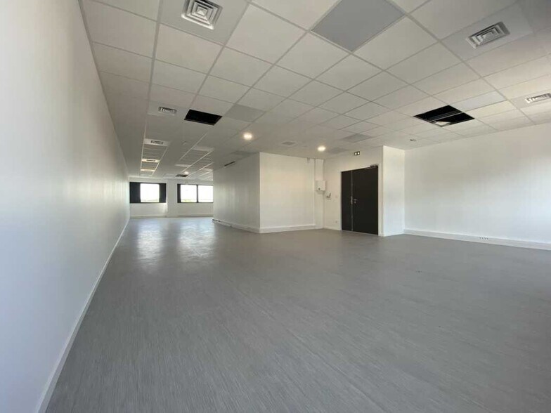 27 Chemin Des Peupliers, Dardilly to rent - Interior Photo - Image 3 of 5