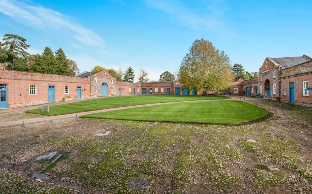 Claydon Courtyard Yard, Buckingham to rent Primary Photo- Image 1 of 5