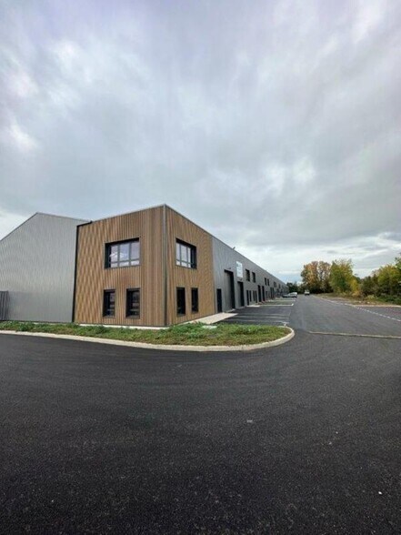 225 Avenue Des Marronniers, Bourgoin-Jallieu to rent - Building Photo - Image 3 of 21