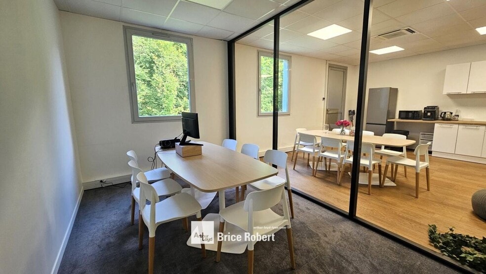 12 Allée Irène Joliot Curie, Saint-Priest to rent - Interior Photo - Image 2 of 7