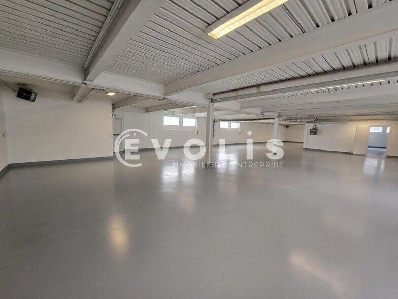 Light Industrial in Les Ulis to rent - Interior Photo - Image 3 of 9