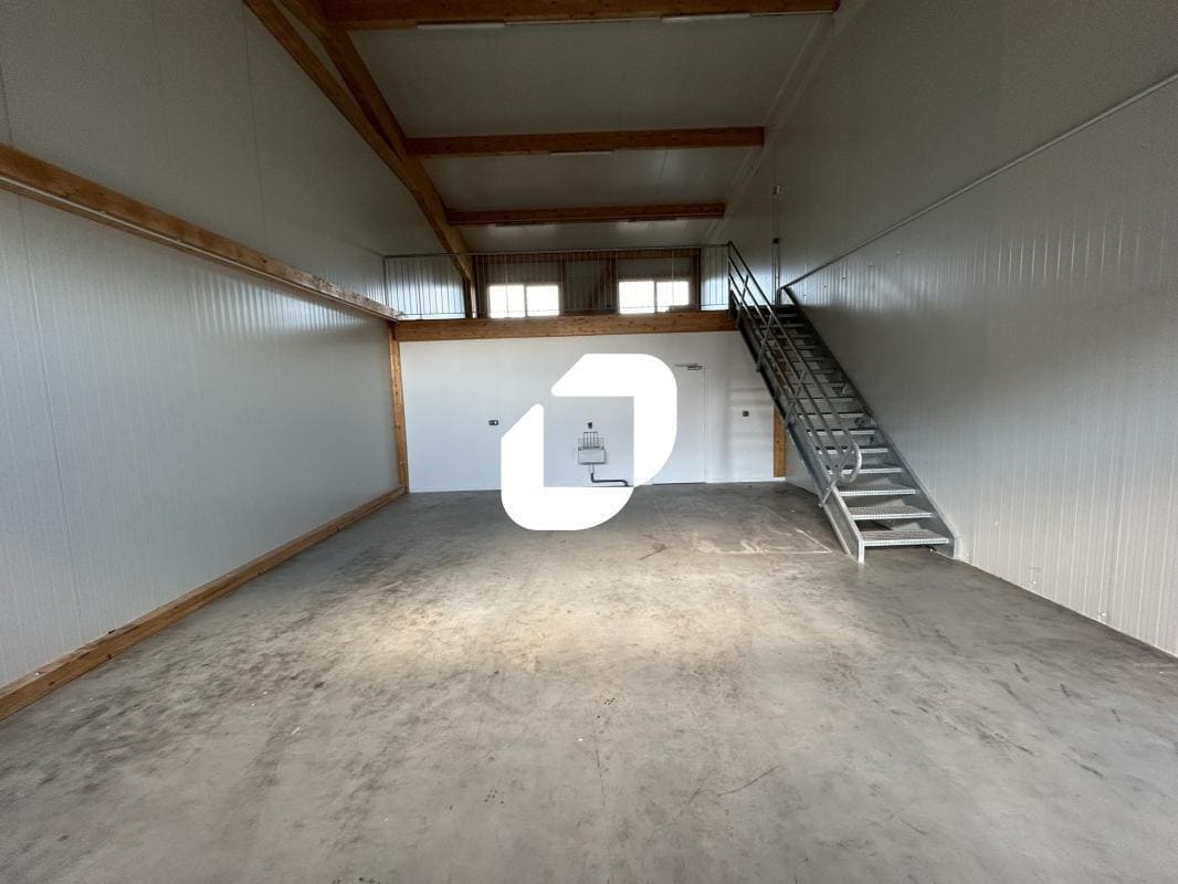 Light Industrial in Combs-la-Ville to rent Interior Photo- Image 1 of 15