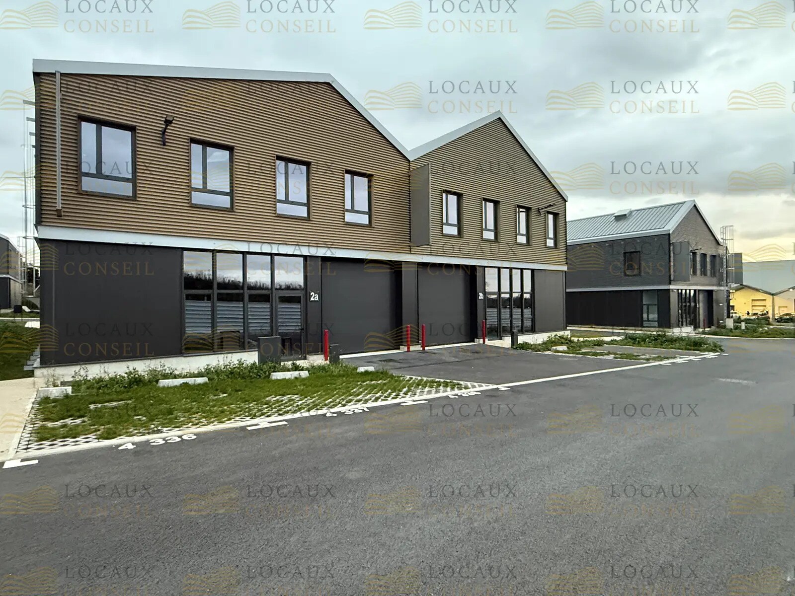 Light Industrial in Groslay to rent Building Photo- Image 1 of 10