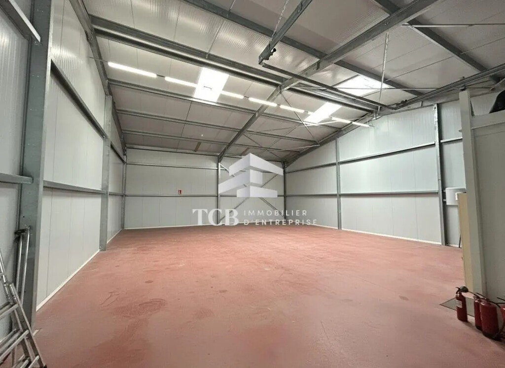 Location Local d'activités 200 m² - Photo 1