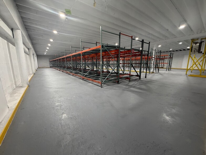 501 NE 183 St, Miami, FL to rent - Building Photo - Image 1 of 10