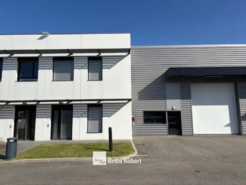 35-37 Rue Emile Zola, Décines-Charpieu to rent - Building Photo - Image 2 of 10