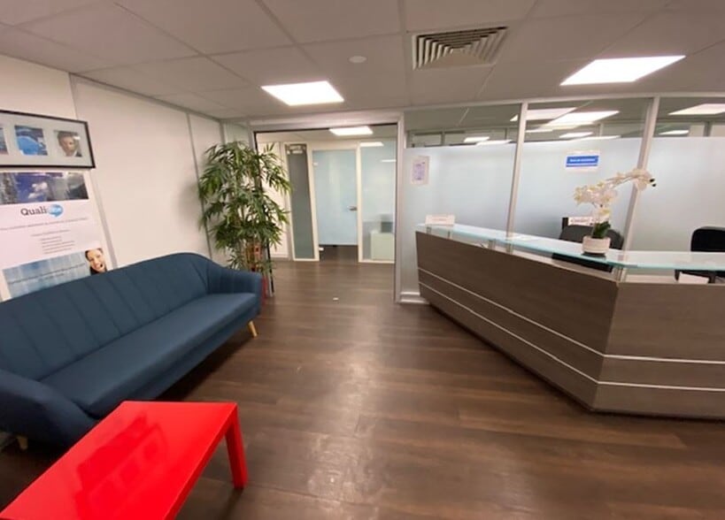 Office in Saint-Cloud to rent - Interior Photo - Image 1 of 8