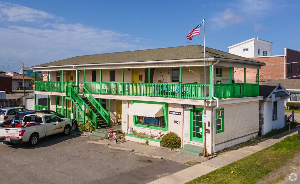 213 Raleigh Ave, Carolina Beach, NC for sale - Primary Photo - Image 1 of 1