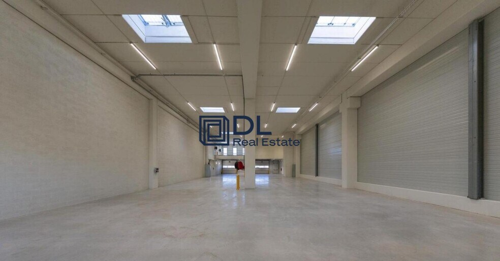 Industrial in Bondy to rent - Interior Photo - Image 2 of 9