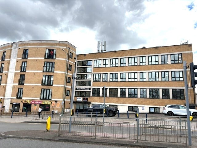 West Hl, Dartford to rent - Building Photo - Image 1 of 2