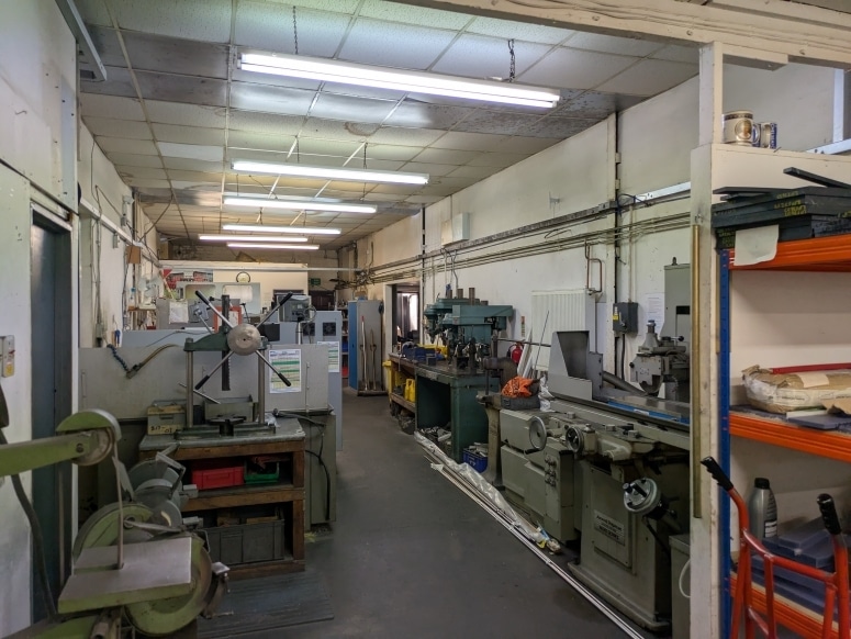 Kings Rd, Addlestone to rent - Building Photo - Image 2 of 11