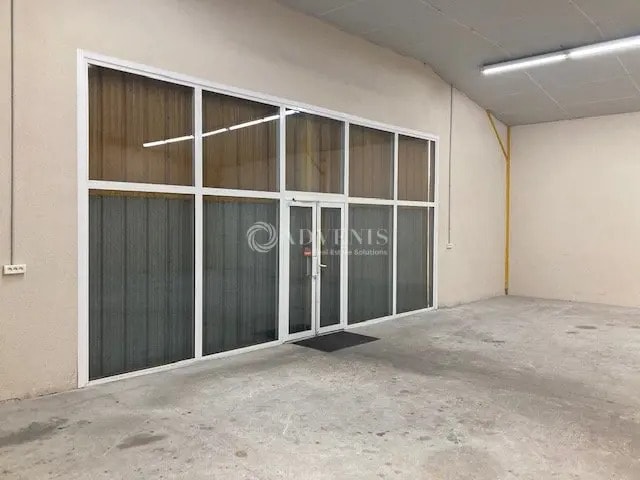 Location Commerce 240 m² - Photo 1
