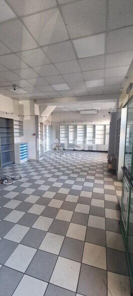 Retail in Saint-Fons to rent - Interior Photo - Image 2 of 5