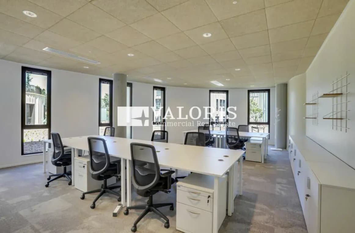 Office in Limonest to rent Interior Photo- Image 1 of 6