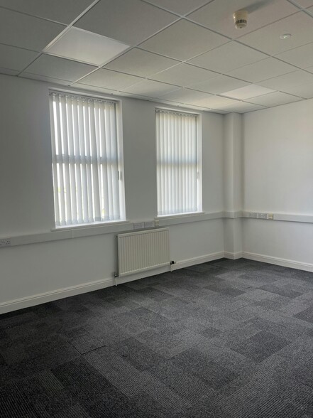 Hornbeam Sq N, Harrogate to rent - Building Photo - Image 3 of 10