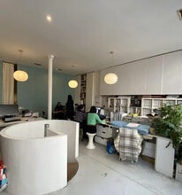 Retail in Paris to rent Interior Photo- Image 1 of 4