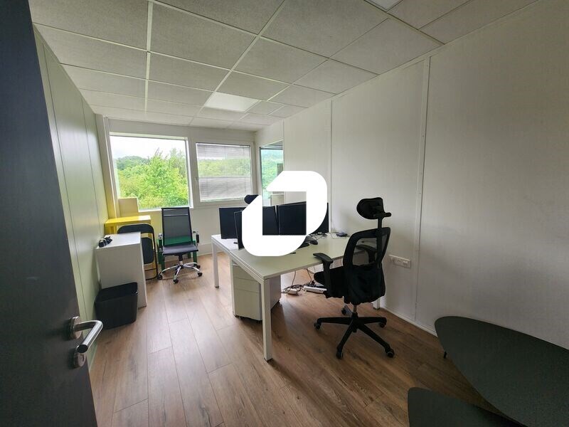 Office in Bièvres to rent Interior Photo- Image 1 of 6