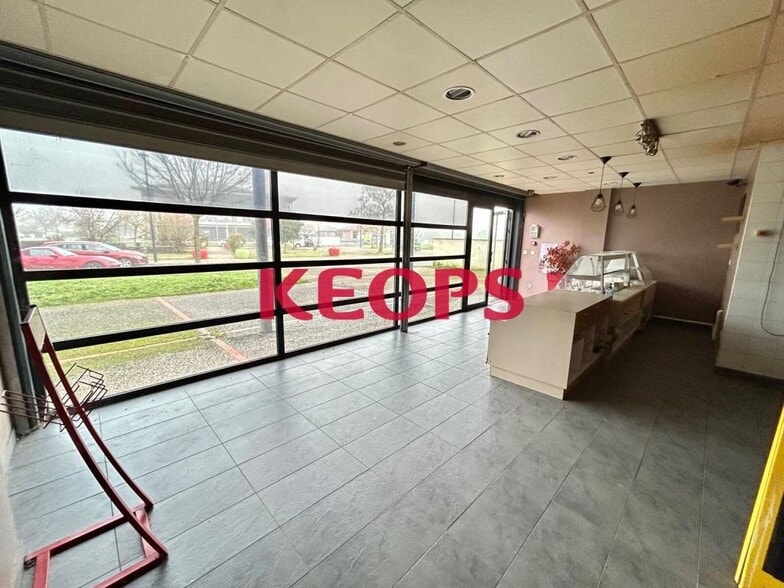 6 Boulevard Albert Camus, La Salvetat-Saint-Gilles for sale - Interior Photo - Image 2 of 8
