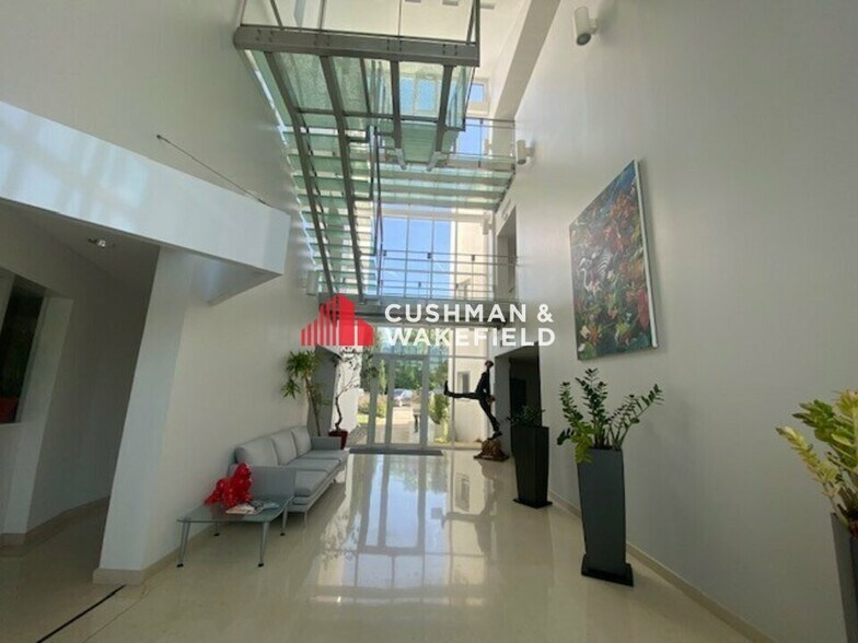 Office in Labège to rent - Lobby - Image 2 of 12