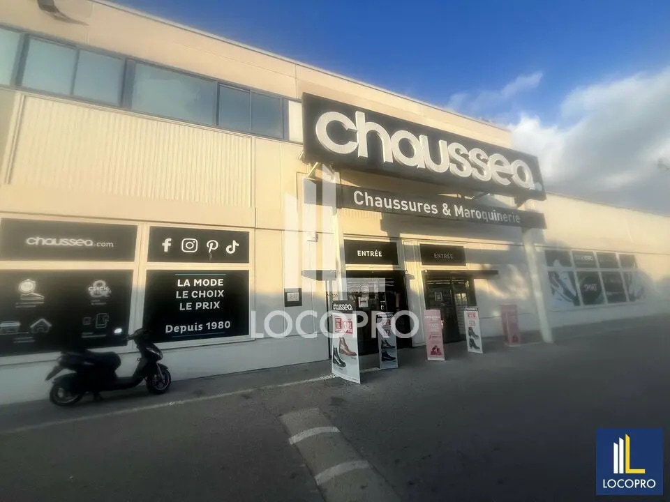 Location Commerce 912 m² - Photo 1