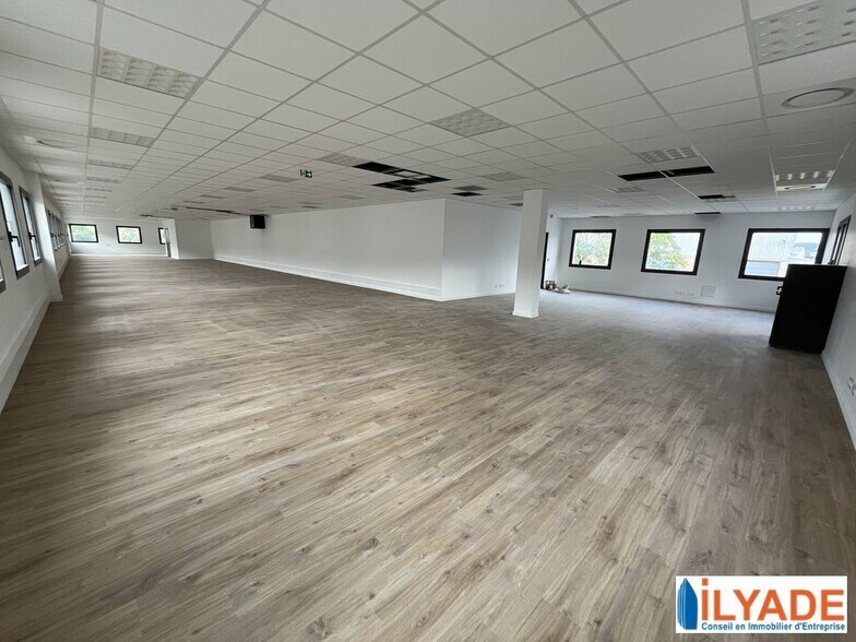Office in Aubagne to rent - Interior Photo - Image 1 of 4