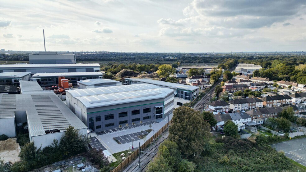 156 Beddington Ln, Croydon to rent - Building Photo - Image 3 of 92