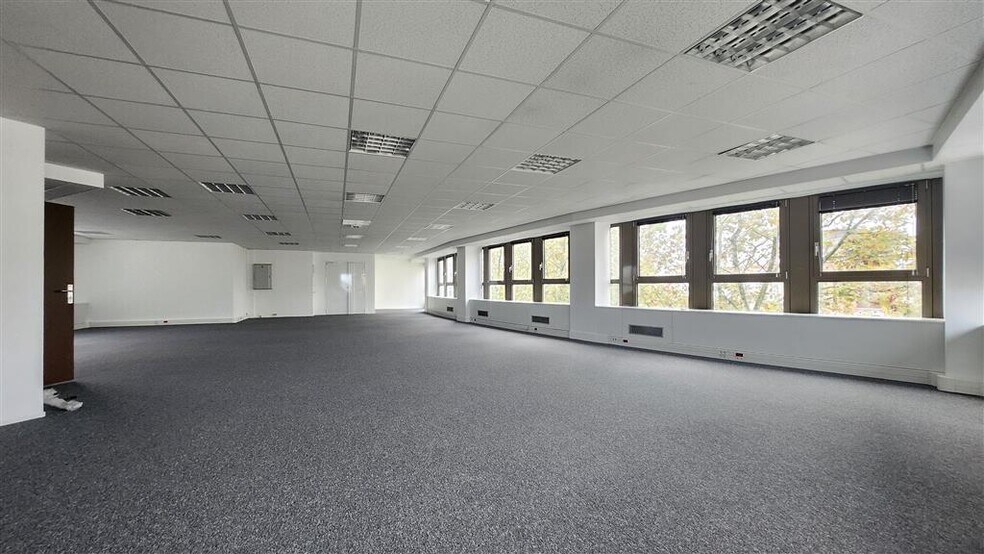 Office in La Garenne-Colombes to rent - Interior Photo - Image 2 of 7