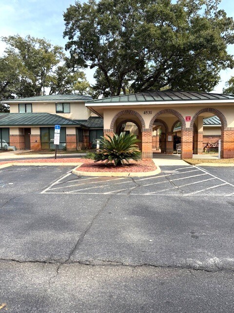4531 N Davis Hwy, Pensacola, FL to rent Primary Photo- Image 1 of 21