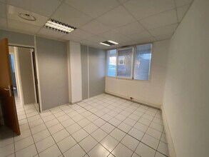 Office in Marseille to rent Building Photo- Image 1 of 3