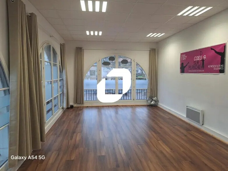 Office in Chaville to rent - Interior Photo - Image 2 of 7