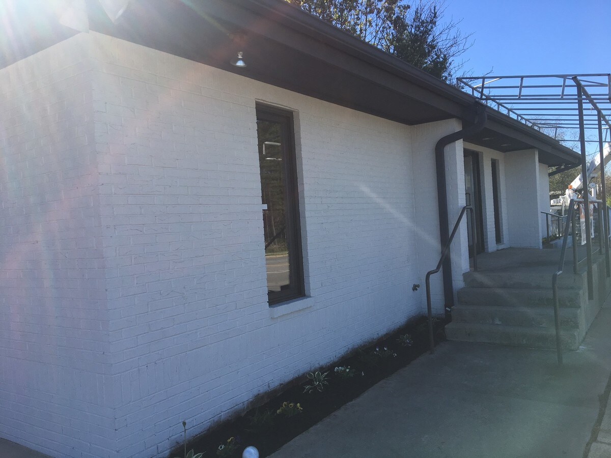 77 Airport Rd, Arden, NC 28704 UK