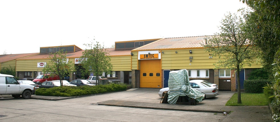 23-25 Buckwins Sq, Basildon for sale - Primary Photo - Image 1 of 1