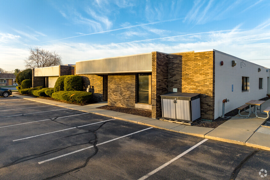 22100 Greater Mack Ave, Saint Clair Shores, MI for rent - Building Photo - Image 2 of 11