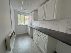 137 High St & 6 Bligh's Rd, Sevenoaks to rent Interior Photo- Image 2 of 4