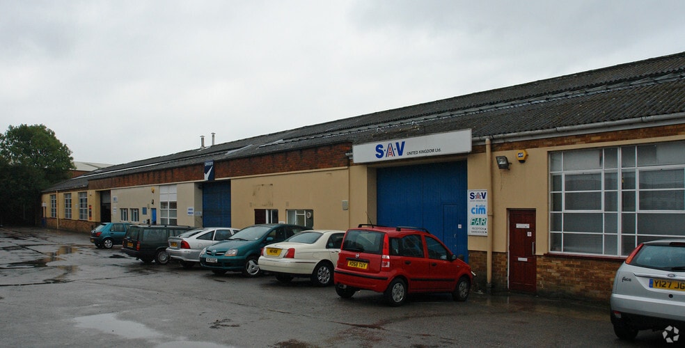 Armfield Clos, West Molesey to rent - Building Photo - Image 2 of 5